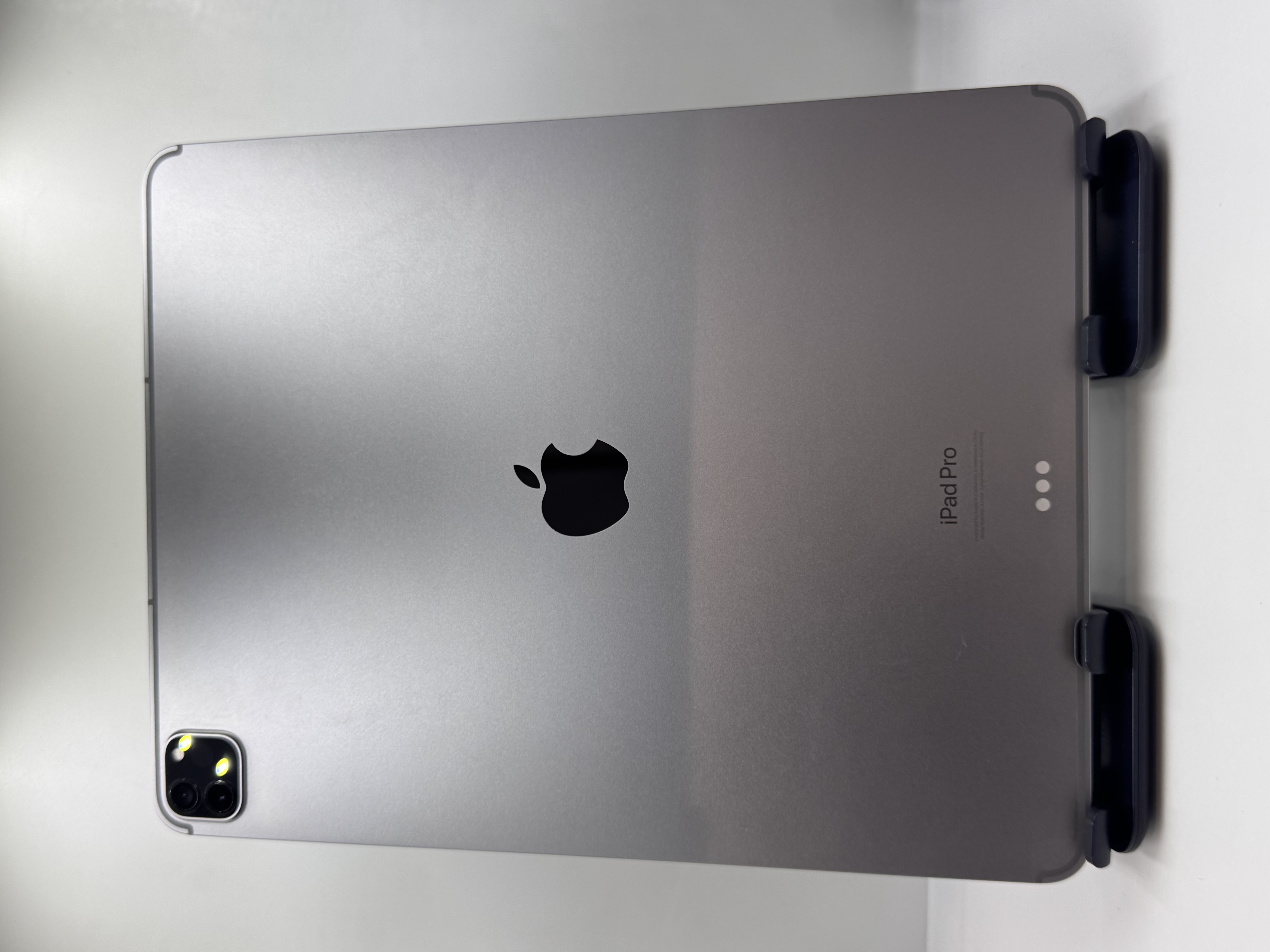 Apple iPad Pro 12.9-inch 6th Gen M2