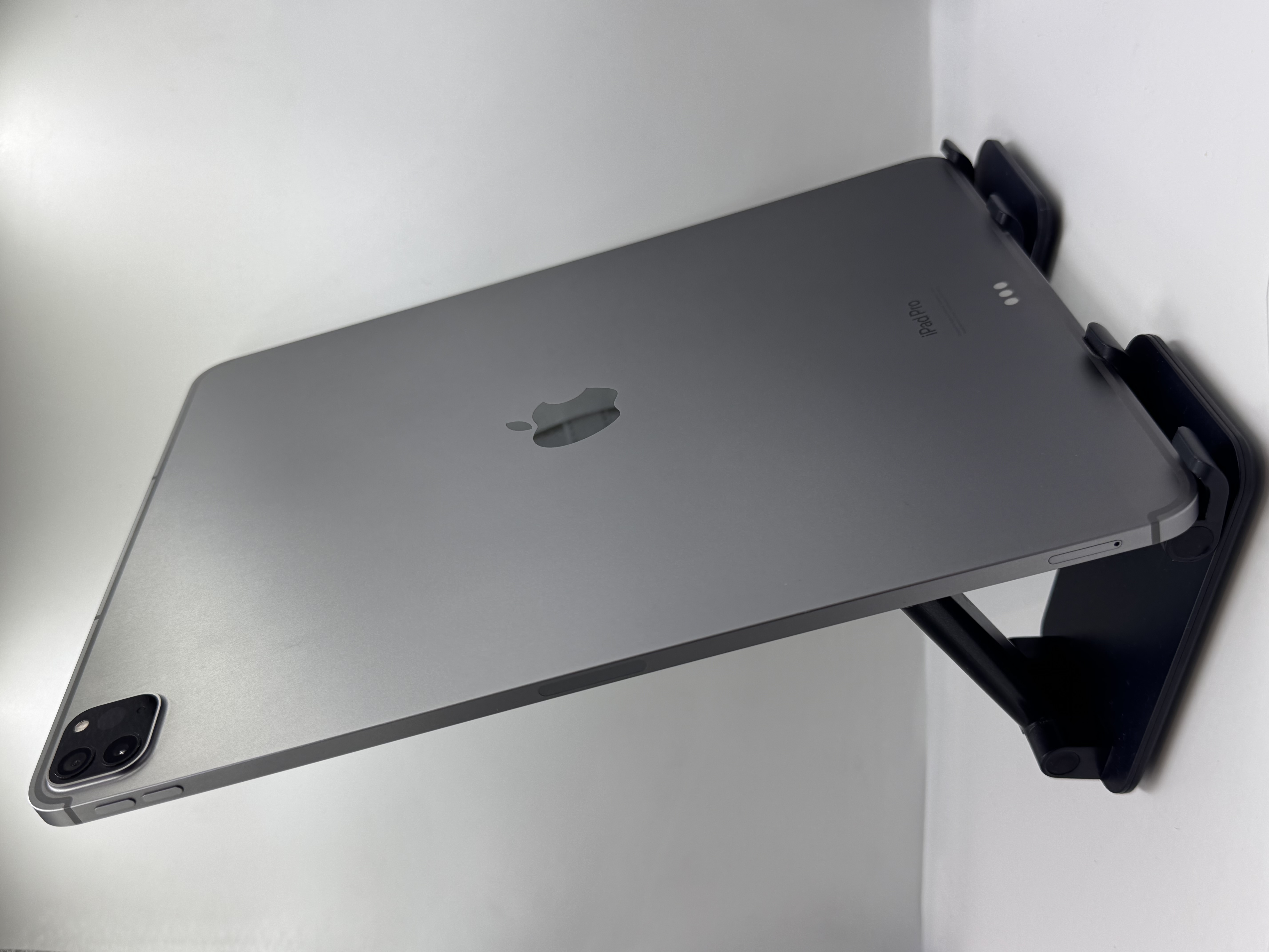 Apple iPad Pro 12.9-inch 6th Gen M2