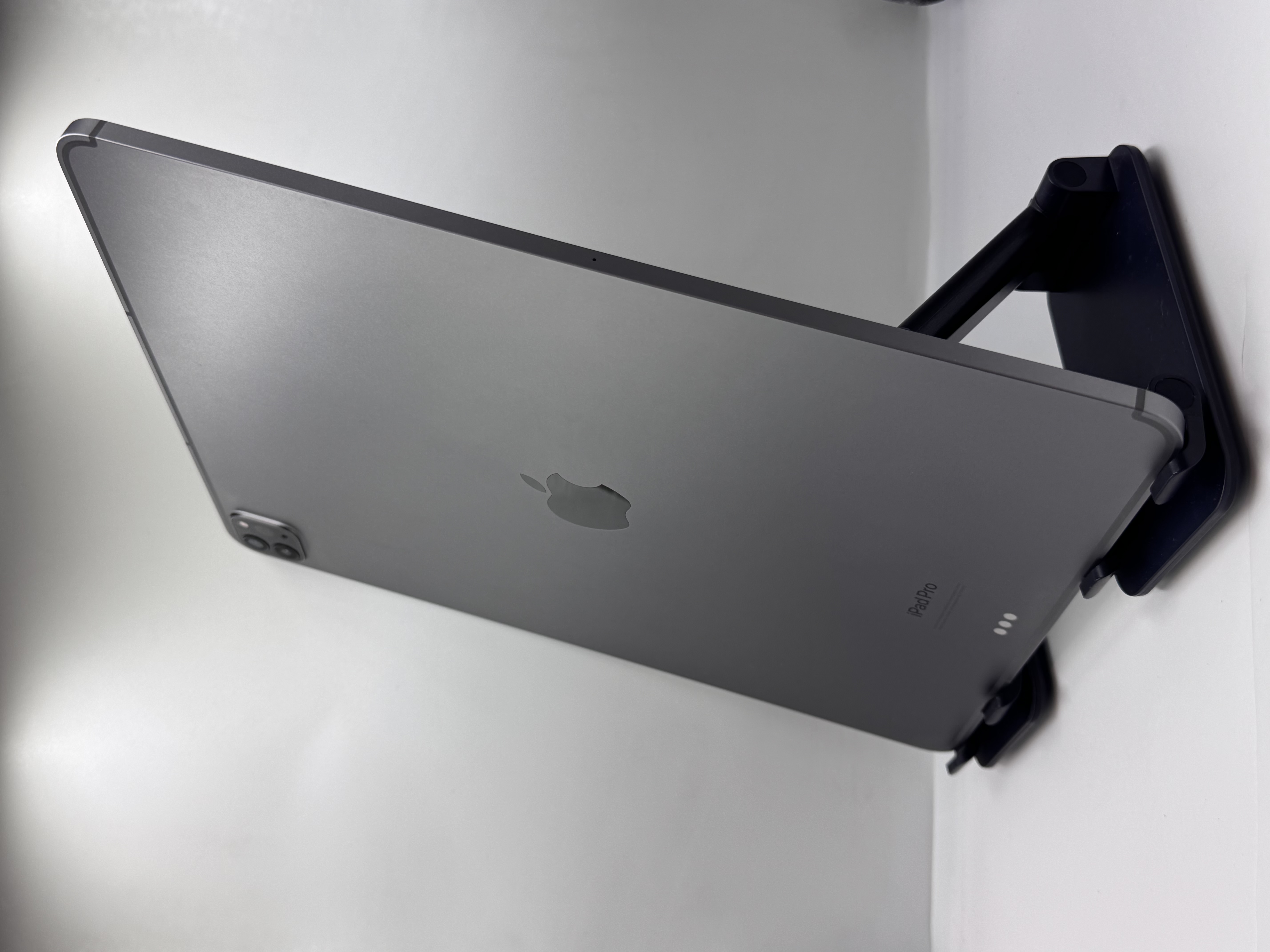 Apple iPad Pro 12.9-inch 6th Gen M2